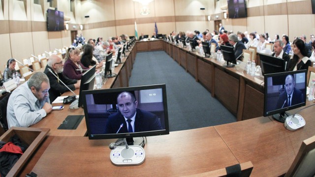 Снимка: Радев: Трябва да върнем на работа 445 000 българи с увреждания