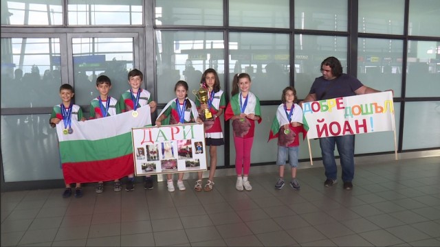 Снимка: Българчета с 16 медала от международно математическо състезание