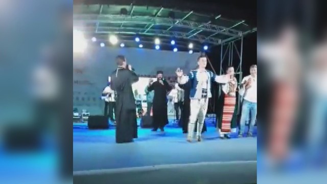 Снимка: „Ако умра ил загина…”: Свещеници пеят народна песен на събор (ВИДЕО)