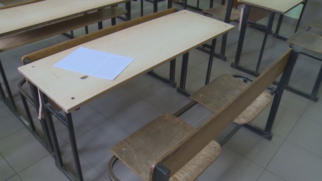 Снимка: Стотици хиляди деца остават извън училище, върнатите в клас са в пъти по-малко