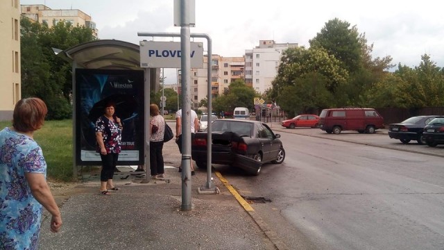 Снимка: Кола се вряза в спирка в Пловдив