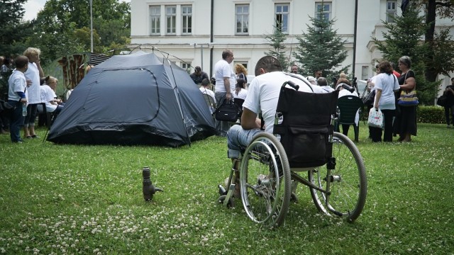 Снимка: Провокация ли е новият палатков лагер на хора с увреждания пред НС?