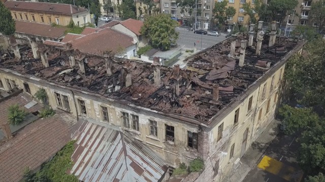 Снимка: Общината: Собственикът да възстанови „Царските конюшни” в автентичен вид