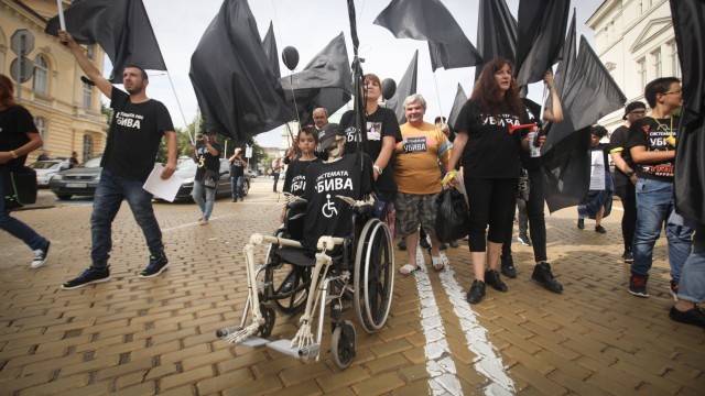 Снимка: Протестиращите хора с увреждания представят становищата си по законовите промени 