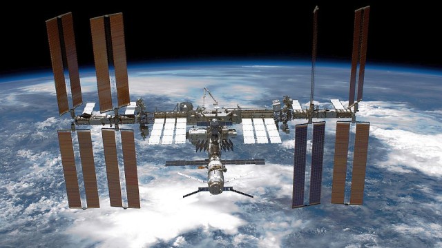 Снимка: Повдигат с още 900 метра височината на МКС