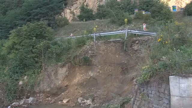 Снимка: Поройни дъждове образуваха опасно свлачище в района на Черна Места