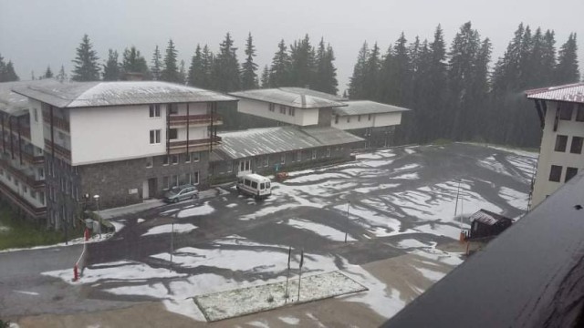 Снимка: Силна буря с градушка удари Пампорово