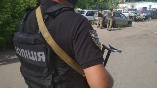 Снимка: Мъж с граната в Украйна взе за заложник полицай