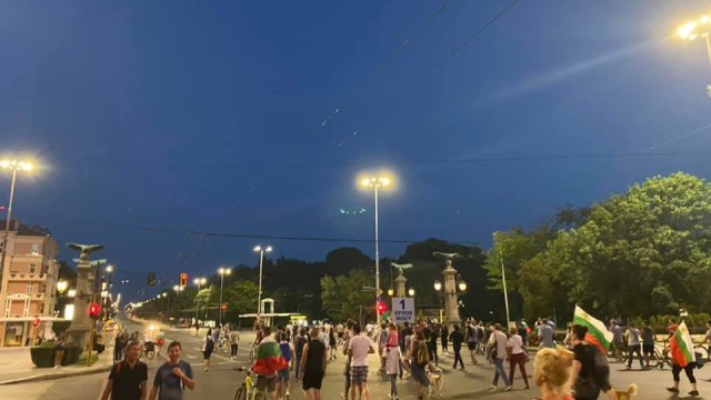Снимка: Протестиращите в София затвориха Орлов мост