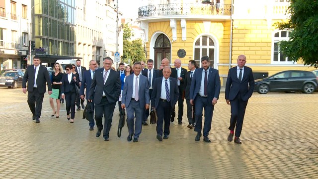 Снимка: Групата на „Демократична България“ дойде организирано до Народното събрание