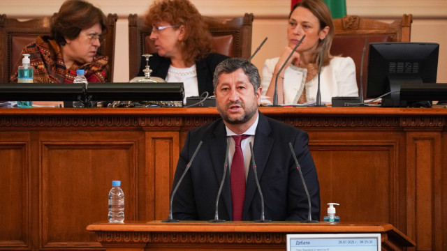Снимка: „Престрелка“ между „Демократична България“ и ДПС в Народното събрание