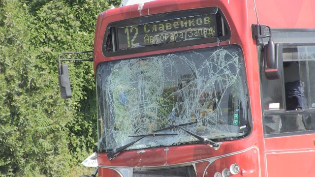 Снимка: Автобус на градския транспорт се заби в стълб в Бургас