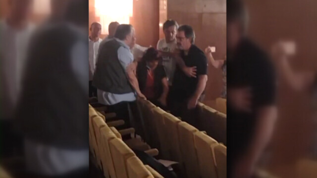 Снимка: Бой по време на заседание на Общинския съвет в Шумен (ВИДЕО)