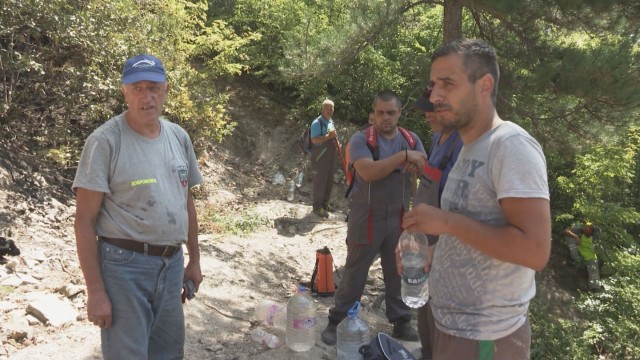 Снимка: Доброволци помагат в гасенето на пожара над Твърдица