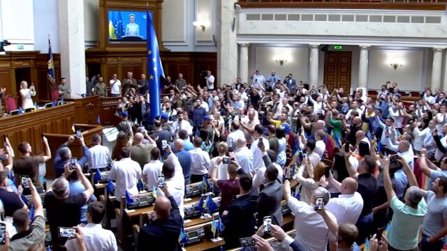 Снимка: Внесоха знамето на ЕС под аплодисменти в украинската Рада