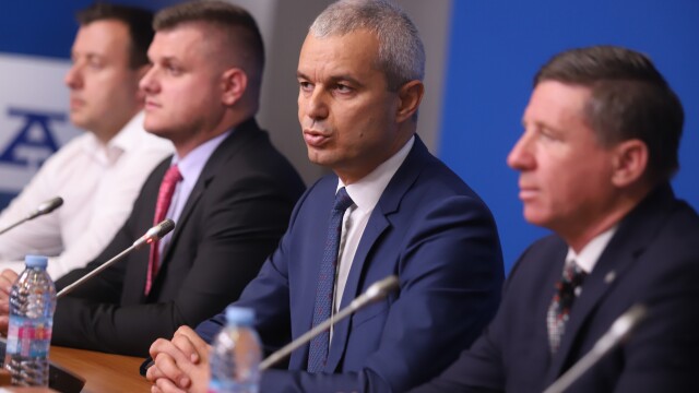 Снимка: Костадинов: От трима депутати от „Възраждане“ е търсена подкрепа за новия кабинет