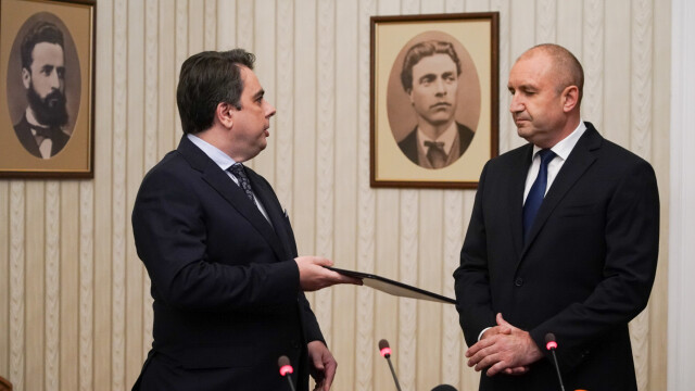 Снимка: Асен Василев върна мандата на президента неизпълнен 