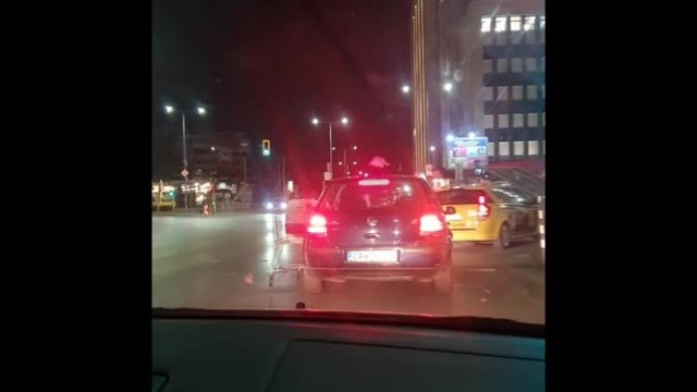 Снимка: Опасни селфита на оживено кръстовище в София – не правете така! (ВИДЕО)