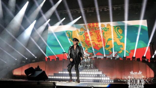 Снимка: Биобанани и шопска салата за рокерите: Какво хапват Scorpions в Мидалидаре?