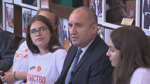 Снимка: Президентът се срещна с 30 деца от РСМ и България