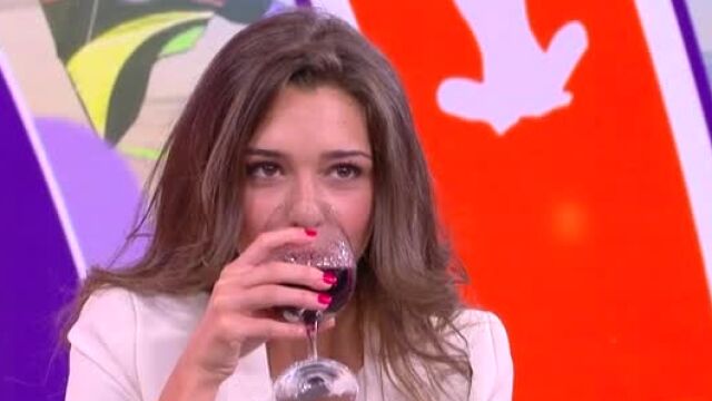Снимка: Актрисата Климентина Фърцова не харесва да й подаряват цветя и пие само червено вино (ВИДЕО)