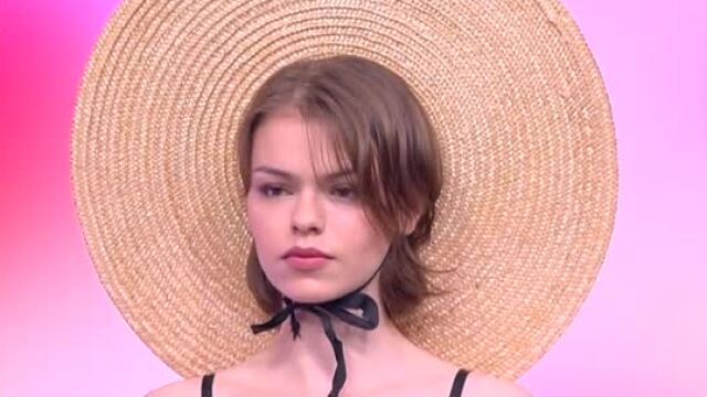 Снимка: Кои са модерните плажни аксесоари освен изваяната фигура и хубавото дупе? (ВИДЕО) 
