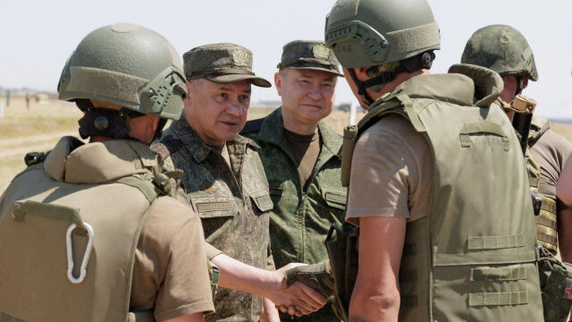 Снимка: 500 дни във война: Сергей Шойгу инспектира обучението на новосформирани части