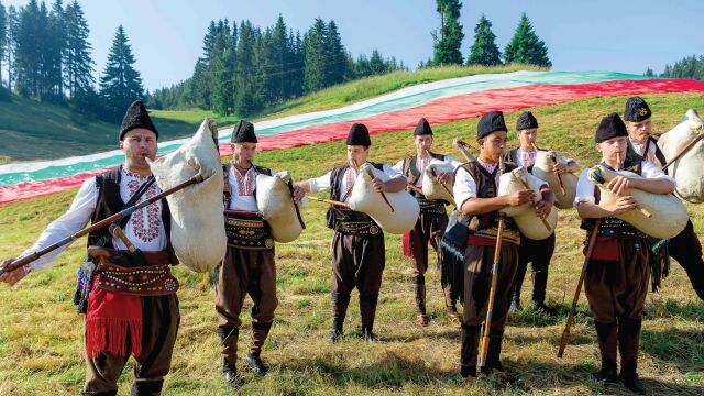 Снимка: Откриват противоречивия пилон „Рожен“ на 13 юли вечерта с 300 гайдари и заря