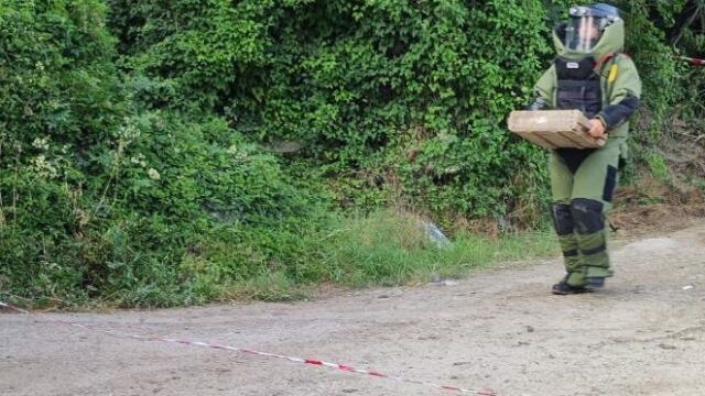 Снимка: Военнослужещи унищожиха 100 мм снаряд, открит в Плевен (СНИМКИ)