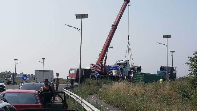 Снимка: Катастрофа с камион за боклук блокира движението на пътя Бургас – „Слънчев бряг“ (СНИМКИ)