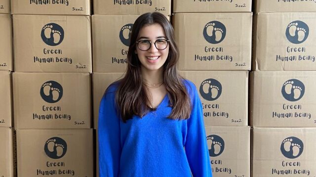 Снимка: 18-годишната Лара Иванова, която иска да спаси света с биоразградими бамбукови пелени