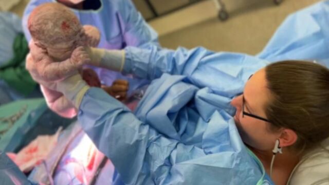 Снимка: Нова мода при цезаровото сечение – позволяват на майките сами да извадят бебетата от утробата си
