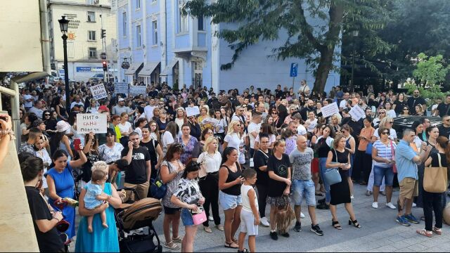 В подкрепа на Дебора: Многолюден протест пред Съдебната палата в Пловдив