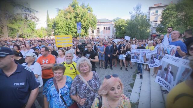 Национален гняв и протести: Многохилядни демонстрации в подкрепа на нападнатото момиче (ОБЗОР)