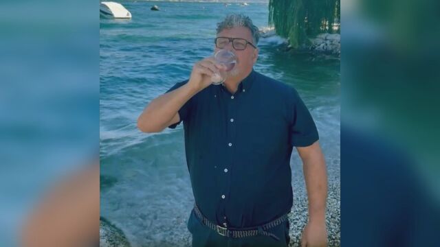 Снимка: „Наздраве, тук няма норовирус“: Кмет изпи чаша вода директно от езеро
