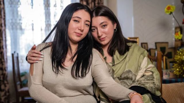Снимка: Откраднати бебета: Приятелки, запознали се в TikTok, разбраха, че са еднояйчни близначки
