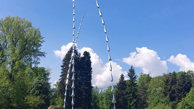 Снимка: Френската инсталация „Стоманена трева” гостува в парк „Врана“ само за 4 дни