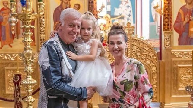Снимка: Илиана Раева кръсти внучката си Асияна на Илинден (СНИМКИ)