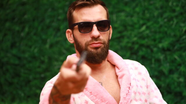 Снимка: Какво прави Epic Bath Guy с табелите, след като сподели посланията им в Инстаграм? (ВИДЕО)