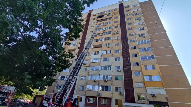 Снимка: Пожар в апартамент на 13-ия етаж вдигна на крак огнеборците в Русе (СНИМКИ)