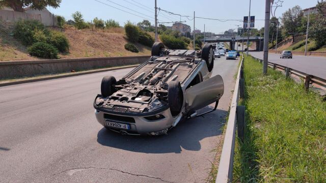 Снимка: Кола удари такси и се преобърна на главен булевард в Русе (СНИМКИ)