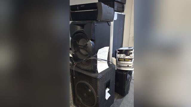 Снимка: С полицейска акция иззеха музикални уредби от ромска махала в Сливен