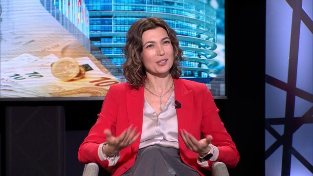 Българка евродепутат от Испания: Доларът девалвира, еврото става все по-силно