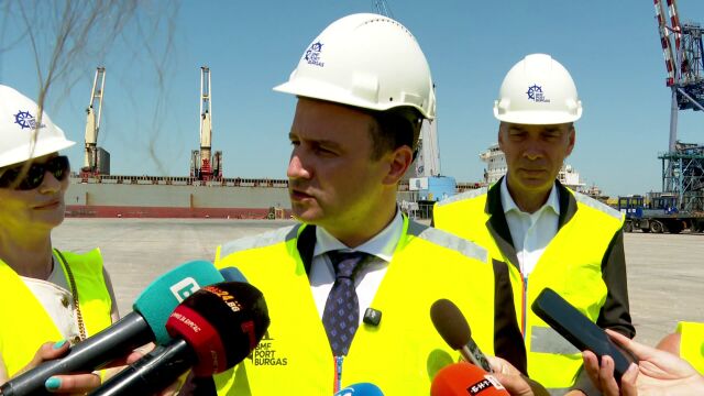 Снимка: Вертикалният газов коридор: Тръбите за него пристигнаха на Бургаското пристанище