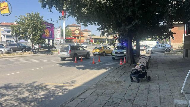 Майка и бебе са блъснати на пешеходна пътека в Казанлък, детето е в болница