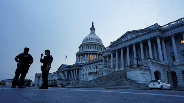 Снимка: Мъж се насочи към Капитолия със заредена пушка и тактическа жилетка 