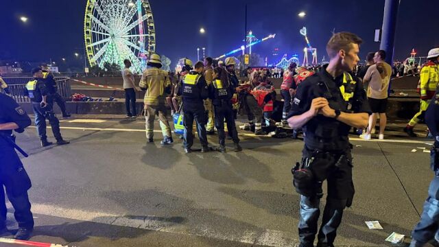 Фойерверки избухнаха сред зрители в Дюселдорф, 19 са ранени (СНИМКИ и ВИДЕО)