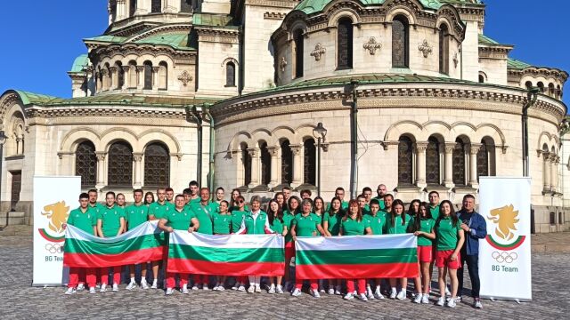 Снимка: Младите спортисти заминаха за олимпийския фестивал. Весела Лечева ги изпрати