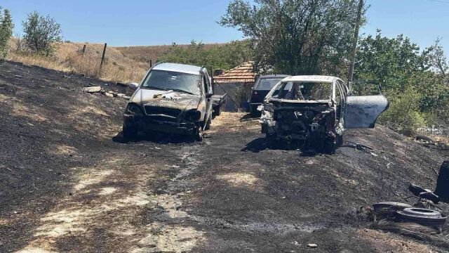 Камион, бус и две коли изгоряха при пожар в Шумен (СНИМКА)