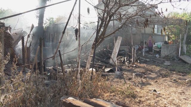 Без дом след огъня: Десетки помагат на възрастни хора да възстановят къщата си